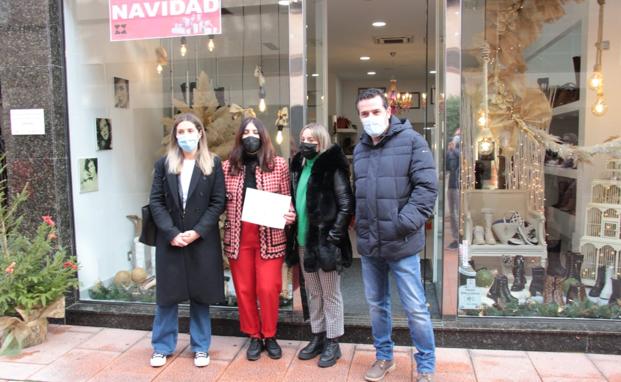 Ponferrada y la Cámara de Comercio entregan los premios a los ganadores del Concurso de Escaparates Navideños