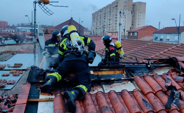 Bomberos de León sofocan el incendio en una vivienda del barrio de Pinilla