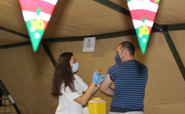 El vacunódromo leonés se viste de Navidad y no cesa en las terceras dosis y las primeras en niños de 10 y 11 años