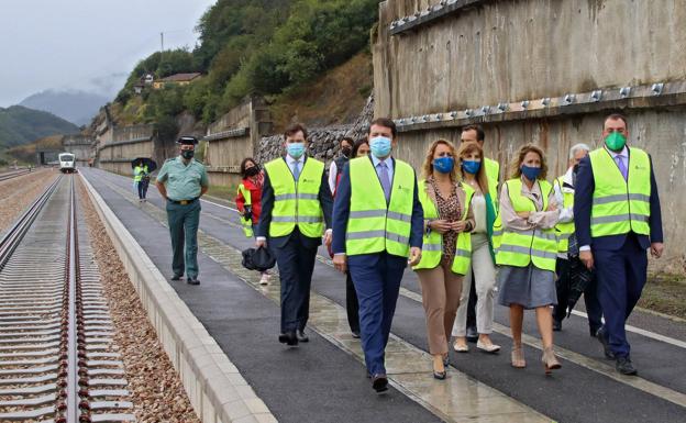 Castilla y León se une a Galicia por AVE, avanza en la Variante y estrena 15 kilómetros de autovías