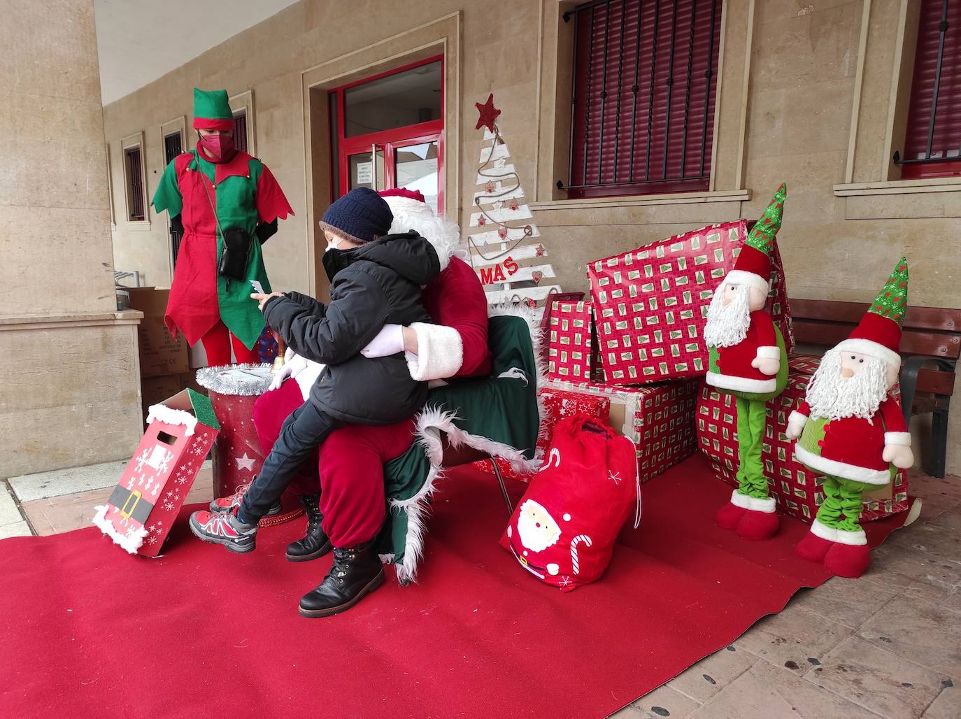 Papá Noel atendió las peticiones de los pequeños de Valencia de Don Juan