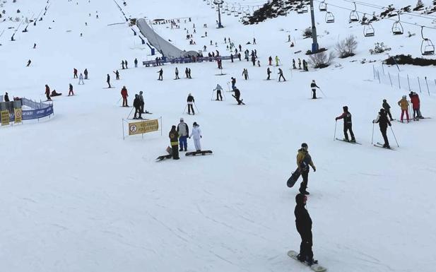 Las estaciones invernales leonesas reciben a más de 1.300 esquiadores el fin de semana de Navidad