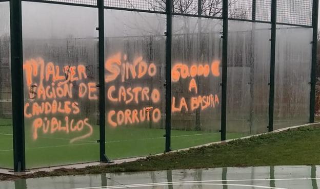 Las canchas de pádel de Santiago Millas aparecen pintadas con insultos al alcalde