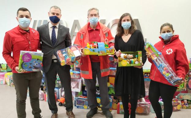 Abanca y Afundación entregan a Cruz Roja juguetes para repartir en Reyes entre familias desfavorecidas