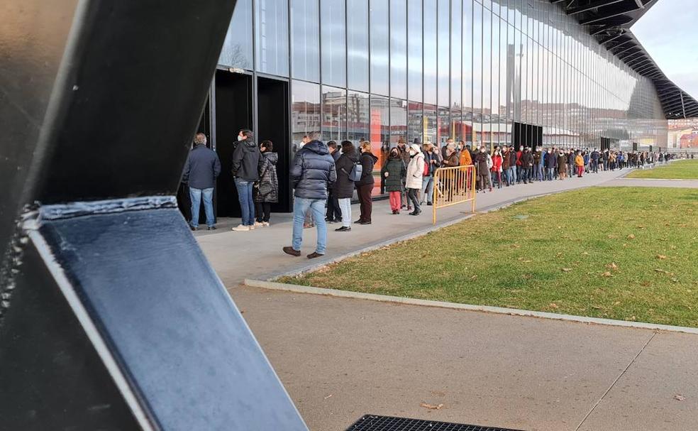 Los 'baby boomers' leoneses acuden en masa a la tercera dosis