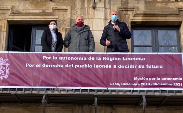 UPL y el alcalde de León conmemoran el aniversario de la aprobación de la moción por la autonomía de la Región Leonesa