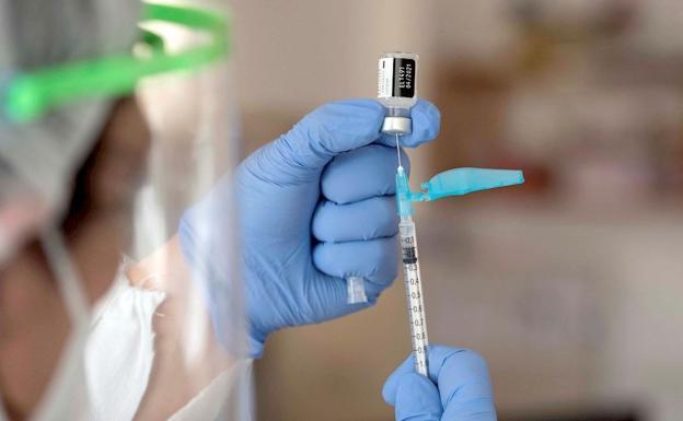 La Junta solicita 30 unidades móviles de vacunación al Gobierno para evitar la saturación de los centros de salud