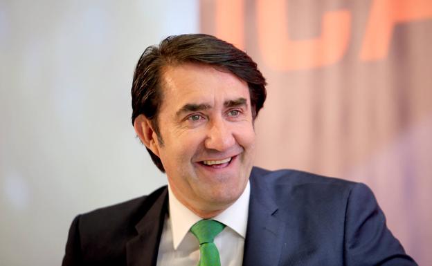 El consejero de Fomento se compromete a defender la recuperación ferroviaria