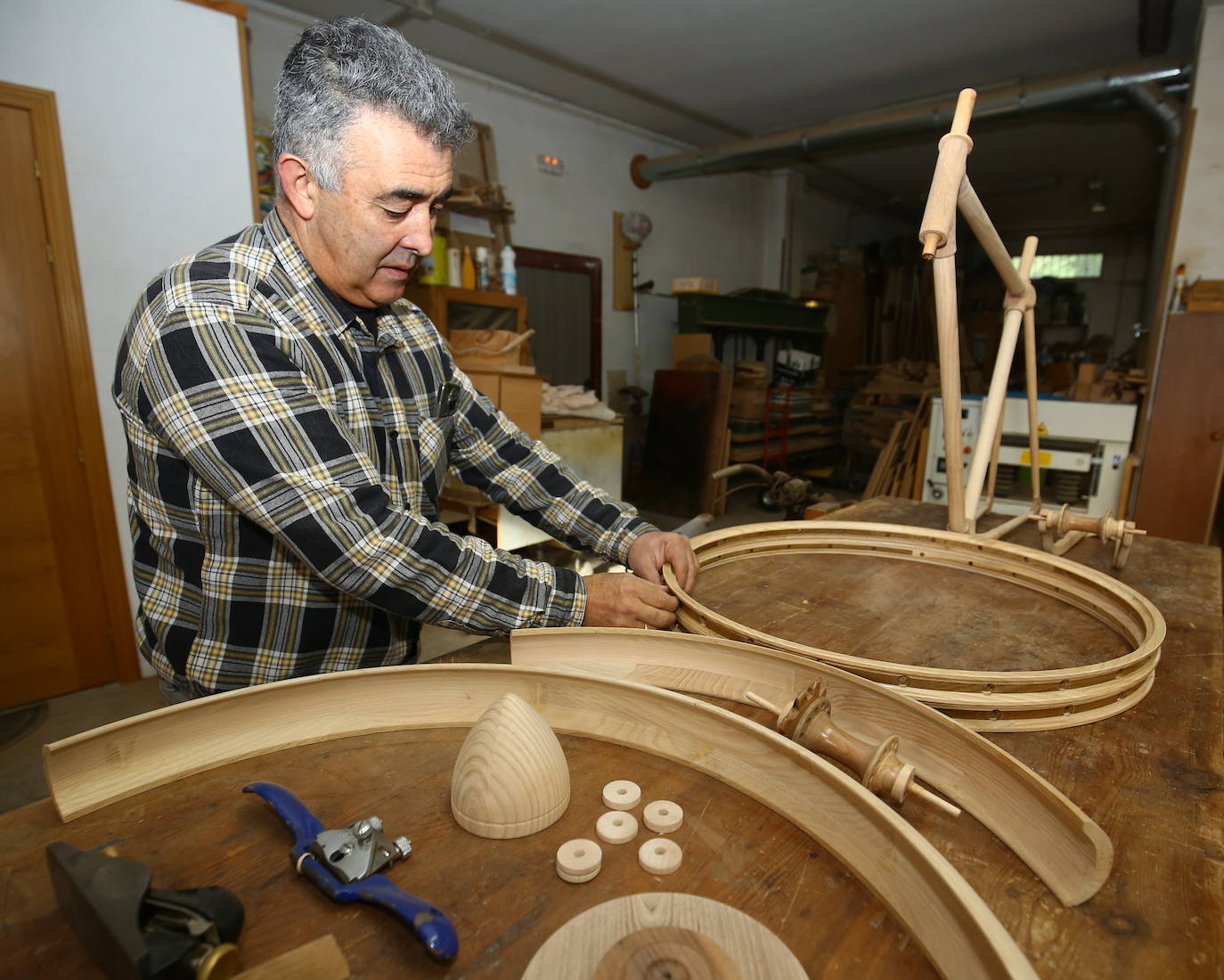 José Pérez, artesano de la madera