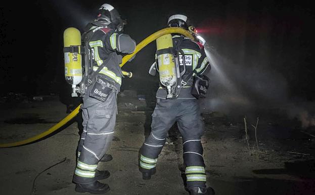 Un incendio en una nave en estado de abandono en Trobajo obliga a intervenir a Bomberos