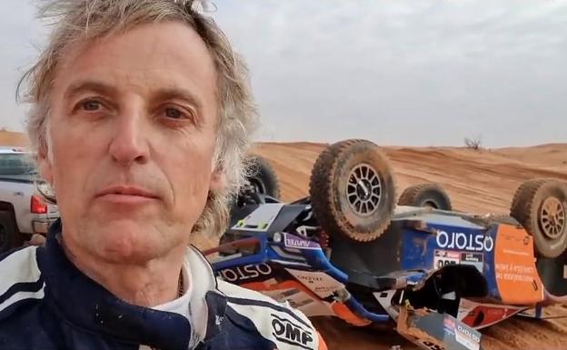 Calleja vuelca y sufre, pero sigue en el Dakar: «Esto, aquí, se llama vivir en la mierda»