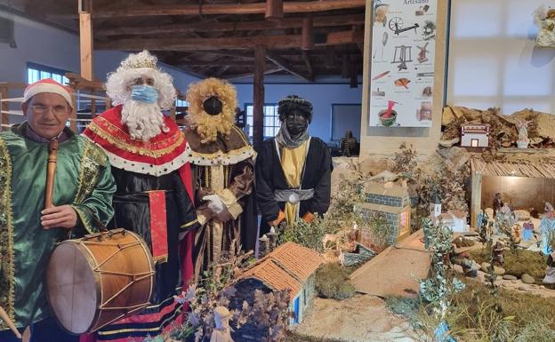 Los Reyes Magos pasean por Val de San Lorenzo acompañados de flauta y tamborín