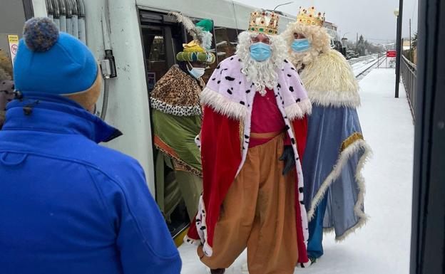 Los Reyes Magos llegan a la localidad de Villaquilambre cargados de regalos y con los mejores deseos