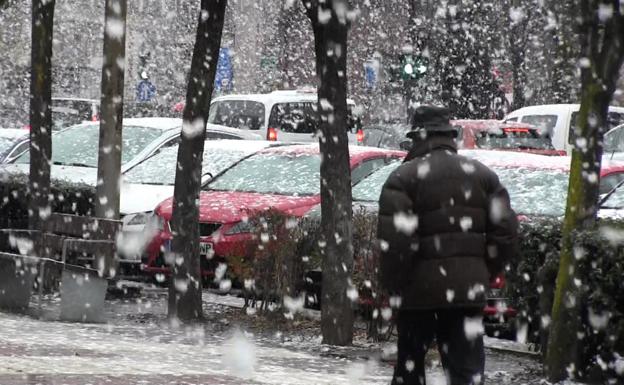 El Ayuntamiento de León activa el Plan de Nevadas ante las precipitaciones en la ciudad