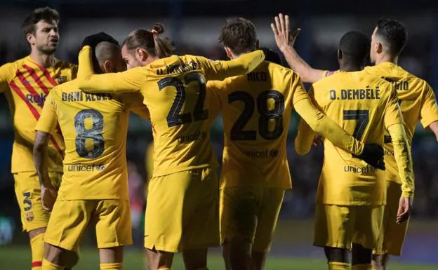 Los jugadores del Barça celebran el gol del empate marcado por Dembélé. /AFP