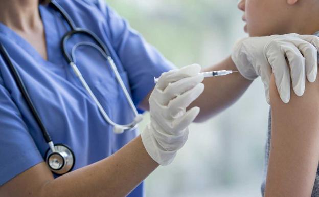 La Junta prevé completar la primera vacunación de los menores de 12 años con la llegada de las dosis los días 10 y 17 de enero