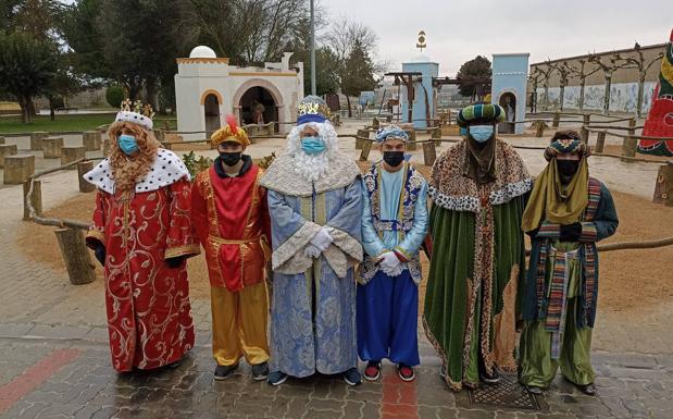 Melchor, Gaspar y Baltasar desfilan con ilusión por Valencia de Don Juan