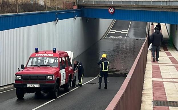 El agua inunda el vial subterráneo de la Calle Príncipe y bloquea el paso en Trobajo