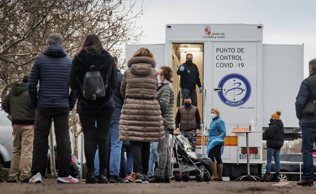 Los técnicos sanitarios ven «alarmistas» e «infundadas» las críticas al personal que hace los test en las unidades móviles