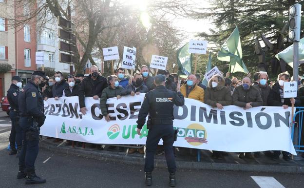 Ganaderos y agricultores reciben a Sánchez en Palencia para exigirle el cese de Garzón