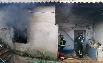 Los Bomberos de la Diputación de Valladolid sofocan un incendio en una vivienda deshabitada de Villabrágima