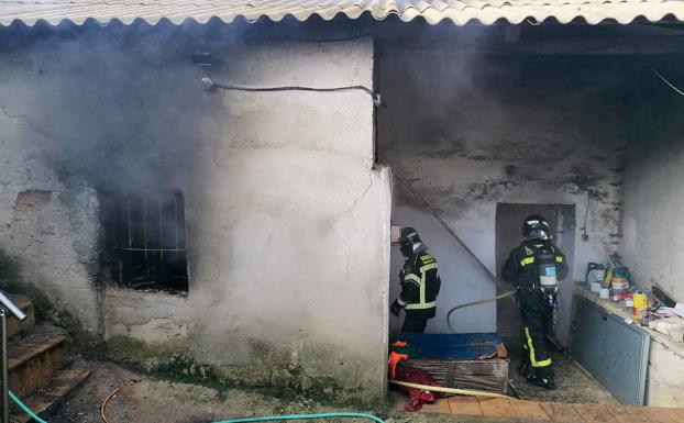 Los Bomberos de la Diputación de Valladolid sofocan un incendio en una vivienda deshabitada de Villabrágima