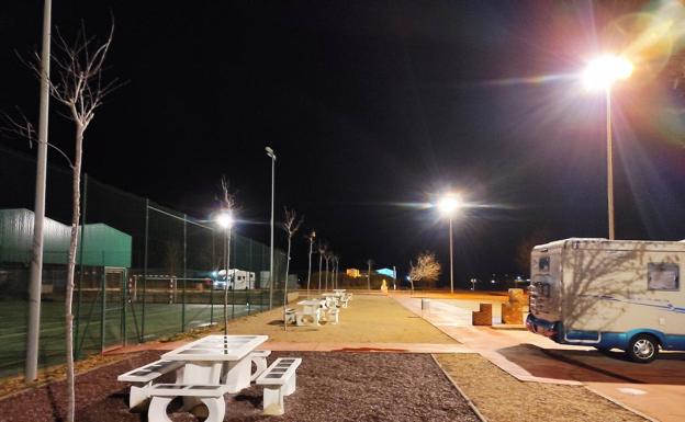 Valencia de Don Juan acomete mejoras en luminarias y en la zona de caravanas