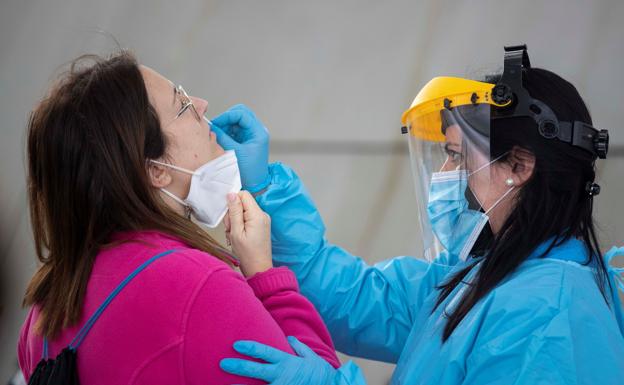 Sánchez ve cerca el momento de equiparar la covid a la gripe