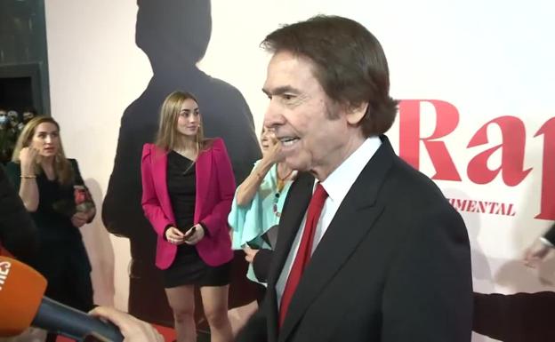 Raphael presume por primera vez de su nieta Manuela en el estreno de 'Raphaelismo'