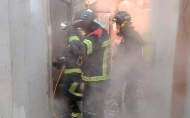 Bomberos de León se desplazan 60 kilómetros para sofocar el incendio de una vivienda de Saludes de Castroponce