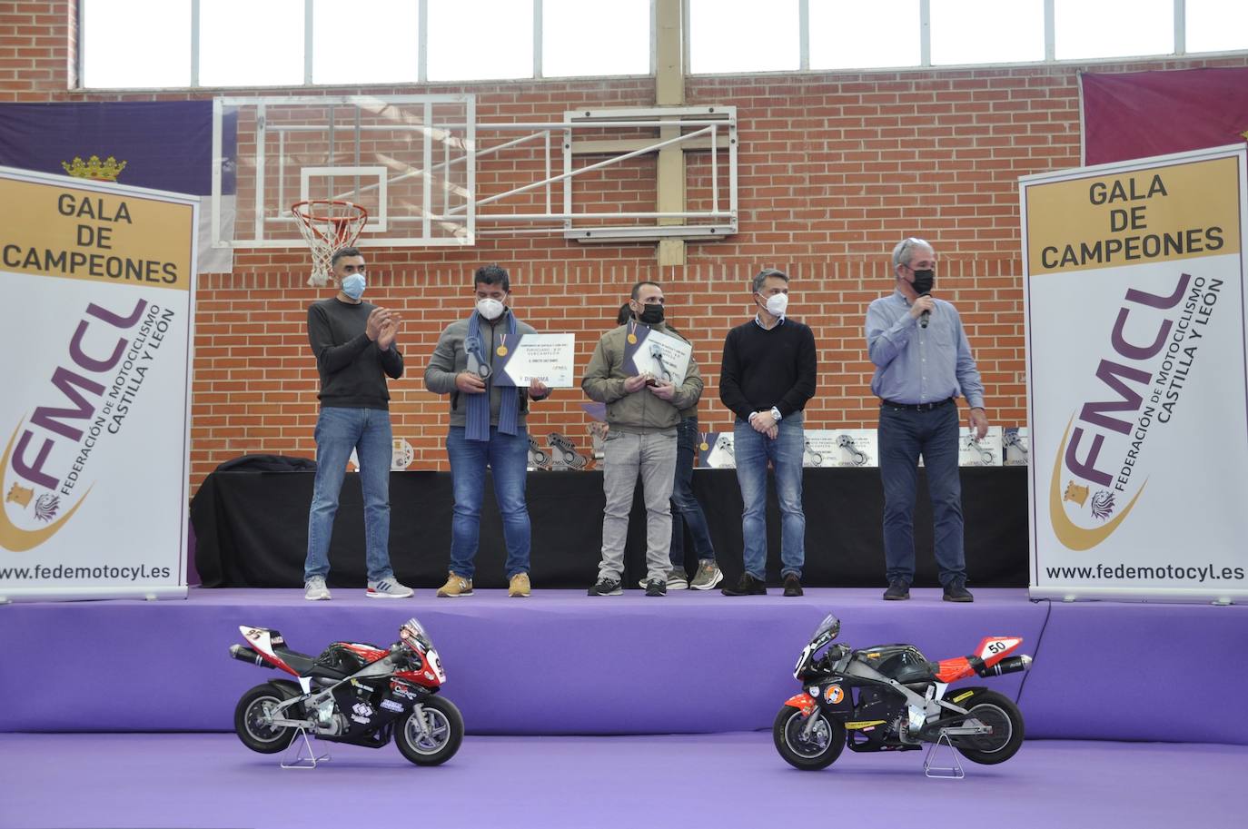 Valencia de Don Juan reúne a dos centenares de personas en torno al motociclismo