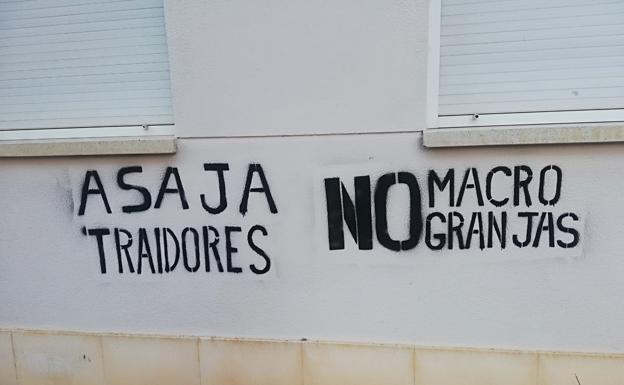 La sede de Asaja en Sahagún amanece con pintadas contra las macrogranjas