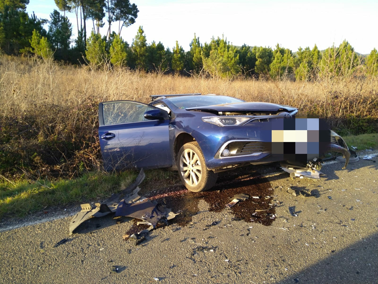 Dos vehículos sufren una colisión frontal en la carretera de Cacabelos a Arganza
