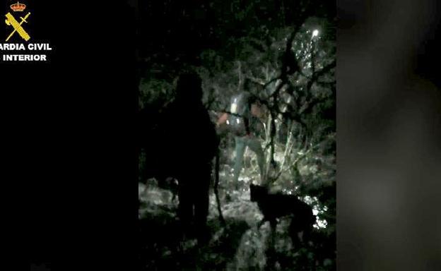 El Greim rescata de noche a dos senderistas perdidos en la bajada del pico Fontañán de La Pola de Gordón