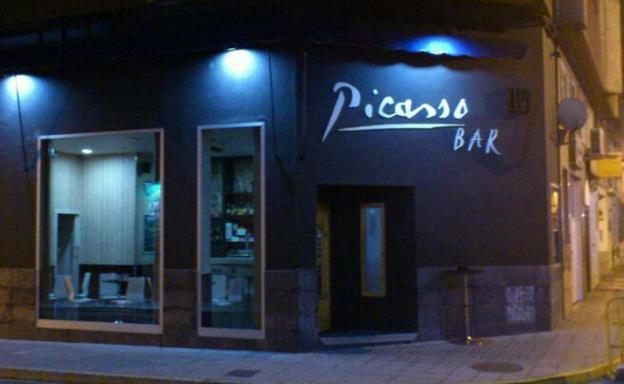 Un conductor que cuadriplicaba la tasa de alcoholemia impacta contra la terraza del bar Picasso en Ponferrada
