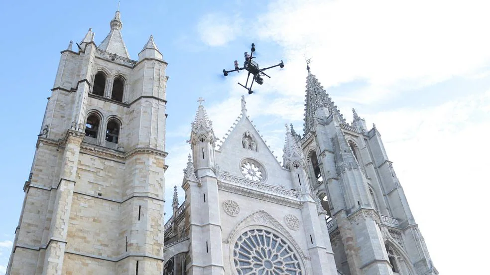 Inicio de vuelos con dron para preparar una reconstrucción en 3D de la catedral de León