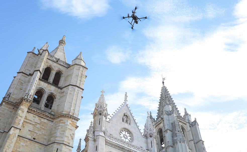 Un vuelo de dron para reconstruir la Catedral de León