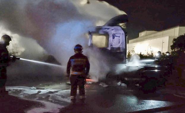 El incendio de la cabina de un camión en el polígono de Villadangos obliga a intervenir a Bomberos