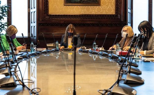 El Parlament desafía a la Junta Electoral