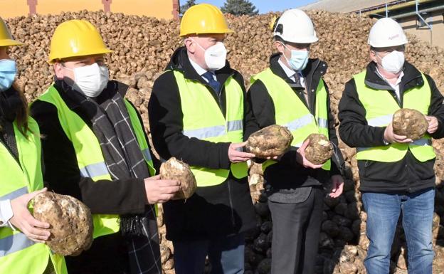 Carnero destaca en La Bañeza la buena campaña remolachera y pide mantener las ayudas en la nueva PAC