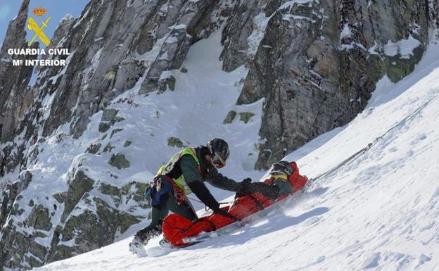 La Guardia Civil rescata a un montañero que sufrió una lesión de tobillo en el macizo del Mampodre