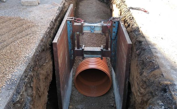 Saleal modifica las redes de agua de la calle Doña Urraca para evitar futuras incidencias