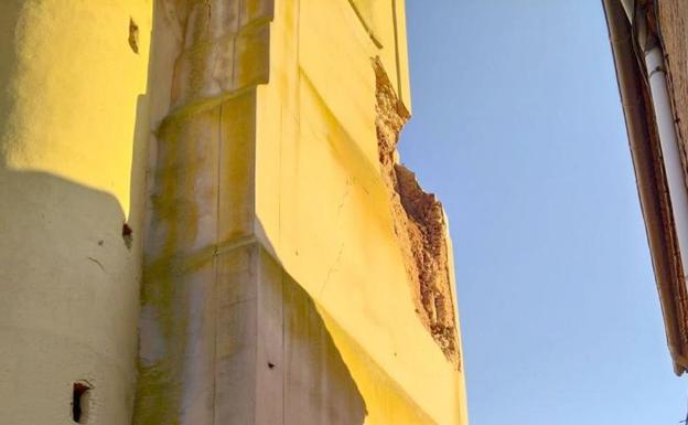 Urdiales del Páramo estudia cómo derribar la torre de su iglesia y 'salvar' sus campanas