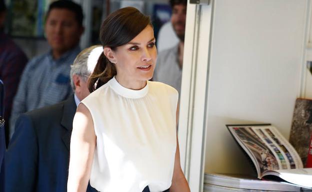 La Reina Letizia, impecable con su look más arriesgado del año