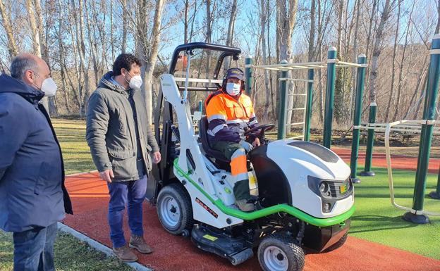 Villaquilambre cuenta con un nuevo tractor-segador para los parques del municipio