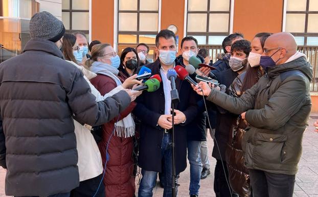 Tudanca pide «prudencia» ante la encuesta del CIS y confía en que el 13-F «se vote cambio»