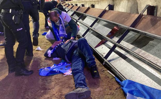 Varios heridos al desprenderse una valla en el estadio Ruta de la Plata durante la celebración de un gol