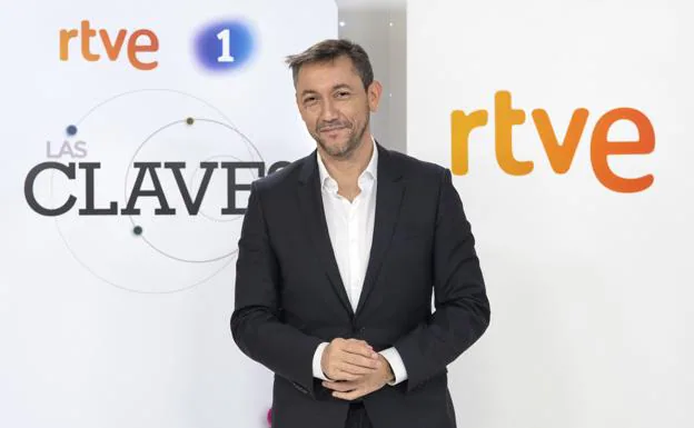 El periodista Javier Ruiz, durante la presentación de 'Las claves del siglo XXI', que hoy emite su segundo programa en TVE./R. C.