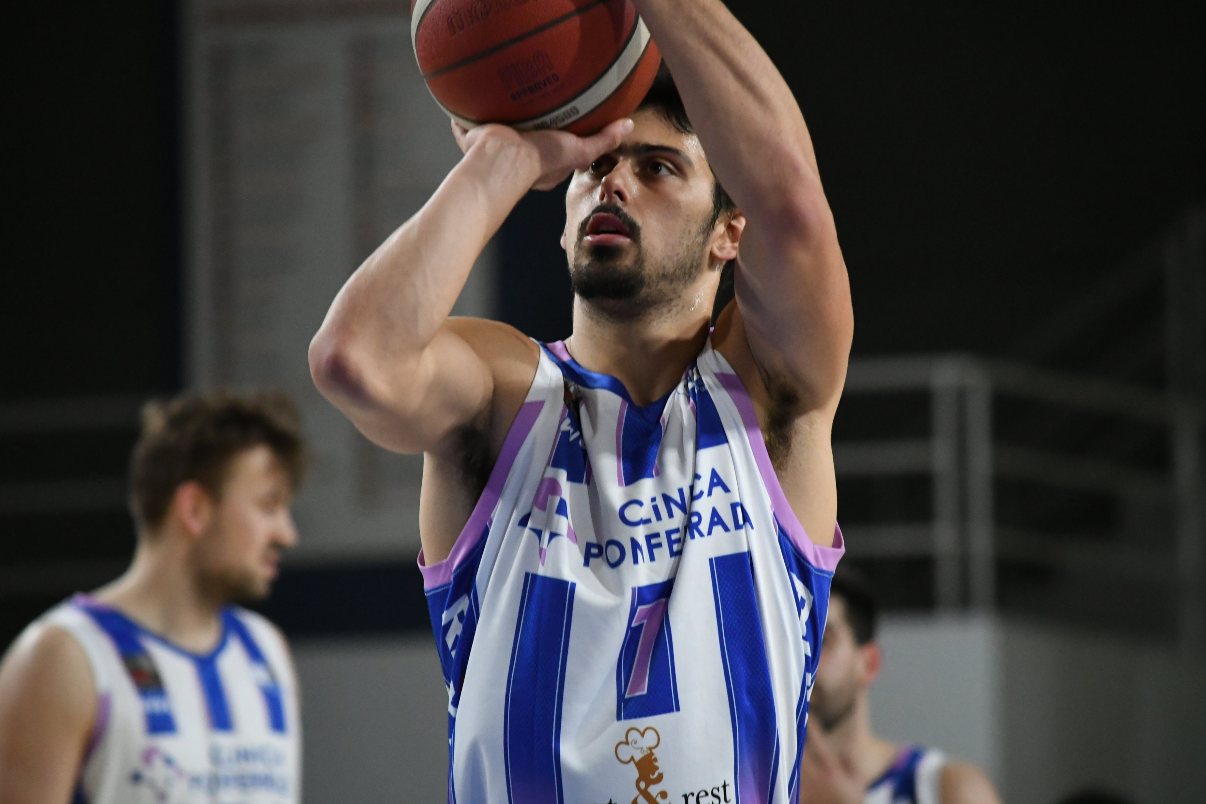 Clínica de Ponferrada muere en la orilla ante Basket Navarra