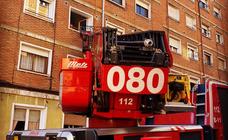 Los bomberos intervienen en un accidente sanitario en la calle Peña Ercina